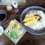 麦や - 天ざる 1,000円、大盛り 100円(税込)。