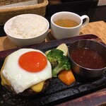 Shimokitazawa Torokeru Otonano Hambagu - ソースにお肉を付けて食べましょう。かけるとめちゃ跳ねて危険