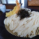 麦や - 天ざる 1,000円、大盛り 100円(税込)。