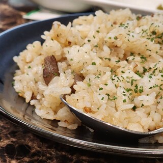 1番人気は自家製ニンニク醤油使用のビーフガーリックライス