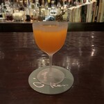 蓮 - マンゴーのフルーツフローズンカクテル。お花の形のフロストグラスがかわいい♡