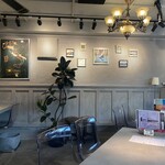 OSTERIA CAFE DaDOMANI - 店内写真　なかなかお洒落なお店であります。
                        
                        うちの奥様はきっと気にいるでしょうね…