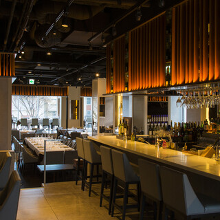 表参道では珍しい広々とした店内。完全個室やテラス席も完備