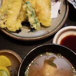 しんくらしき 二海 - 天ぷら盛り合わせ、赤だし（鯛のアラ）