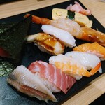 Sushimaru - 令和5年7月 ランチタイム
                      寿司ランチ(にぎり9貫、手巻き、赤出汁) 800円