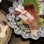 Shinkura Shiki Futami - お刺身三種、鯛の湯引きは絶品