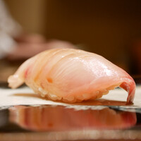 鮨 龍次郎 - ◇縞鯵
                    乗せた醤油よりも漬けたような旨味がしっとり膨らみ、シャリと一体なるほどに旨さを放つ！
                    島寿司を思わせるような粋な一貫。