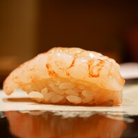 鮨 龍次郎 - ◇シマエビ
                      肉厚で膨らんだ身に軽い圧をかけるとプチプチと溢れる濃厚な甘み。ねっとりとシャリを包み込んで抜群の美味さを形成！ 新潟の南蛮えびを彷彿とさせ、シャリがここでもネタをアシスト。