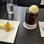 クラウドコーヒーロースターズ - チーズケーキとアイスコーヒーフロート