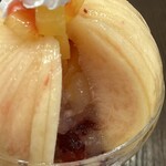 フルーツすぎ - 桃まるごとパフェ(浅間白桃) 2,800円　中身はジュレ