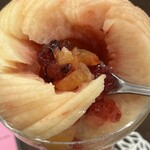 フルーツすぎ - 桃まるごとパフェ(浅間白桃) 2,800円　中身はジュレ