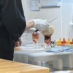 フルーツすぎ - パフェ作成中