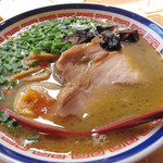 博多鶏麺 - ラーメンは非豚骨。
                                鶏スープのラーメンです。
                                中華そばのような鶏がら醤油味ではなく、地鶏の水炊きスープだそうです。
                                近年多くなってきた鶏白湯のラーメンですね。