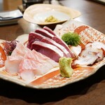 花鼓 - ●お刺し身盛り合わせ
松鯛、真蛸、鰤とどれも肉厚の切り付け