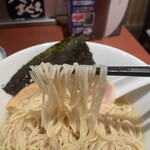 酒肴場 屯 - 全粒粉入りの細麺はしなやかな喉ごしで良い風味。