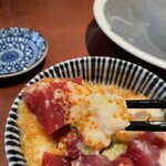 酒肴場 屯 - たっぷりのまぐろに青森産長芋、岩海苔の他、プチプチのとびっこ入りで美味‼️