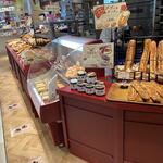 Heart Bread ANTIQUE - 店内には人気のマジカルチョコリングやチョコブラウニー等のパンがたくさん並んでました。