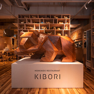 店内には日本中から集まった1,000頭の木彫りの熊が並びます