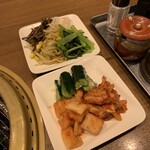 焼肉 鶯谷園 - キムチとナムル