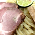 麺屋くろ松 - 具材の下から麺がこんにちわ