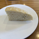 affetto akita - ハーブの入ったフォカッチャ。熱々で美味しい。