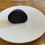affetto akita - 真っ黒なのでイカスミかと思いきや、竹炭入りのパン。こちらも熱々。