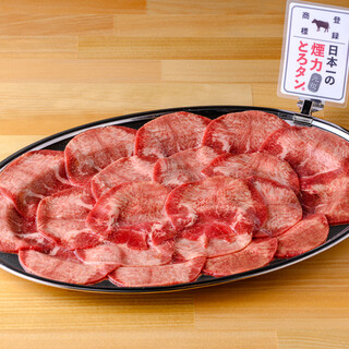 累計販売70万食以上！煙力看板メニューの《とろタン》は必食