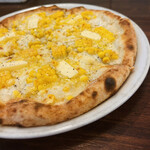 Pizzeria da Torachici - サクサクの生地にモッツァレラチーズとあまいトウモロコシとバターのトッピング