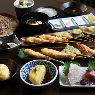 素材にこだわった天ぷら串は種類も豊富でリーズナブルに味わえる