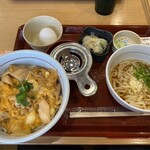 なか卯 - とろ玉親子丼と小うどん京風つけものセット