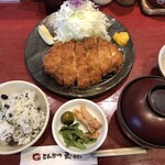 とんかつ玉藤 - 「熟成」ロースカツ定食240g・季節の五穀ご飯・白味噌、みつばなめこ汁（2,250円）