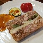 キッチン ブルー グローブ - 牛肉しぐれとじゃが芋と隠元のゼリー寄せのアップ