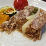 キッチン ブルー グローブ - 牛肉しぐれとじゃが芋と隠元のゼリー寄せの断面