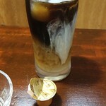 キッチン ブルー グローブ - ミルクを入れます