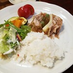 キッチン ブルー グローブ - 次はサラダも乗せて