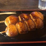 忠治茶屋 - 手前 焼きまんじゅう(1串4個)  奥側 餡入り(1串3個)追いダレ激しいwww