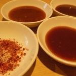 ひよりホルモン - 4種類のたれを御用意してます！特製みそダレ、唐辛子入り岩塩、　写真では違いが分かりづらいですが、ニンニクたっぷりこうちゃんだれ、真っ赤なえんちゃんだれ