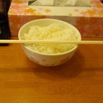 日の出らーめん - ランチ時間帯のサービス“半ライス”です。