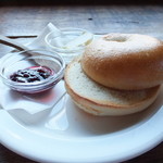 リーズカフェ - ベーグル♪　自家製ジャム＆クリーム付で200円也。