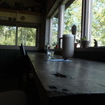 カウンター席。素朴な木のテーブルが良い感じ(^^♪