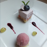 バローレ - (2013/9/11)デザート　何と２皿目(^^♪　ブルーベリーとヨーグルトケーキ　ぶどうのソルベ♪