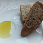 バローレ - (2013/9/11)いちじくのパン(上)とくるみのパン(下)　オリーブオイルで召し上がれ(*^^)v