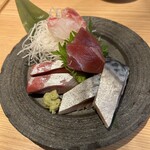 Sushi Sake Sakana Sugitama - 刺身4種盛り。二人前でこちら。一人一切れ。シメサバは大きかったけど、私はシメサバ食べれないので物足りず。