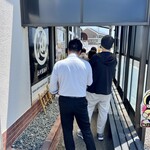 丸池製麺所 - 開店前から行列。