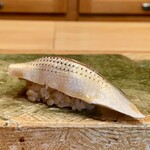 Sushi Iwao - 天草 コハダ 3日目
                        しっかりと酢締めされたコハダに、赤酢のシャリが馴染み良い塩梅です♪
                        それにしても米粒がしっかりと存在感を主張するシャリのインパクト強めです！