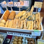 丸池製麺所 - 種類豊富な天ぷら。