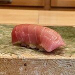 Sushi Iwao - 本鮪 中トロ アイルランド産 石司より
                        夏の時期、鮪は総じて身が痩せ良いとは言えないので、敢えて国内産には拘らず海外産も使っているそうです。
                        赤酢のほんのり温かなシャリが、鮪の脂に呼応しています♪
