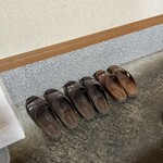 丸池製麺所 - サンダルがあるので、楽チンです。