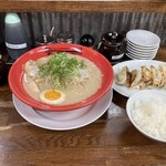 Ho ppo ya - とんこつラーメン(上)・餃子ライス。