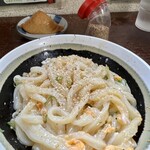 丸池製麺所 - すりごまを入れました。